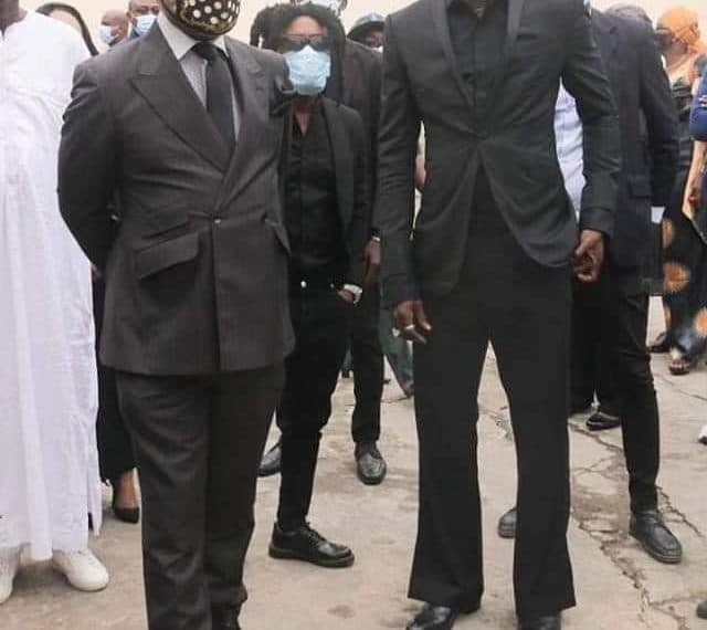 Togo : l’habillement d’Adébayor aux obsèques de Hambak fait jaser la Côte d’Ivoire