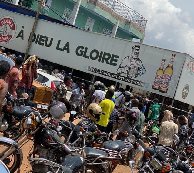 Togo : attroupement actuellement à Kégué autour de Sheyi Adébayor