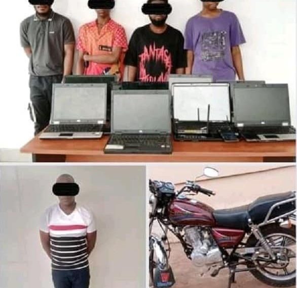 Togo : 4 cybercriminels et un voleur de moto arrêtés par la police ; voici leur mode opératoire
