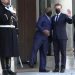 Ali Bongo perd l’équilibre sur le perron de l’Elysée | Capture d’écran : AFP