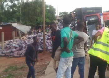 Togo/Aného : un camion transportant des boissons déverse son contenu sur la voie