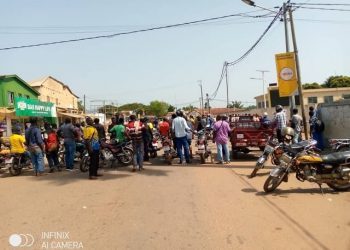Togo : les conducteurs de taxi-moto de kpalimé en colère ; plusieurs voies barricadées