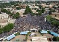 Rassemblement de manifestants en soutien aux soldats putschistes à Niamey, au Niger. © Reuters