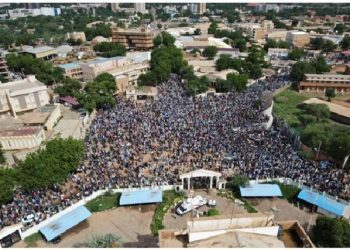 Rassemblement de manifestants en soutien aux soldats putschistes à Niamey, au Niger. © Reuters