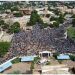 Rassemblement de manifestants en soutien aux soldats putschistes à Niamey, au Niger. © Reuters