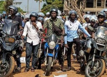 Togo : le député Gerry Taama distribue  500 casques aux conducteurs de taxi-moto du Grand Lomé