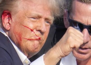 Donal Trump blessé à l'oreille après une tentative d'assassinat ce samedi.  - Gene J. Puskar/AP/SIPA / SIPA