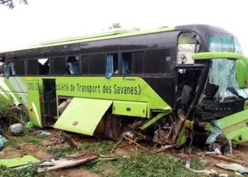 Un autocar de la Société de Transport des Savanes (STS) après sa violente sortie de route sur Nationale N°1 à Bomboaka, région des Savanes, faisant au moins 3 blessés graves, le 29 juillet 2025 | Photo: letemoin / DR