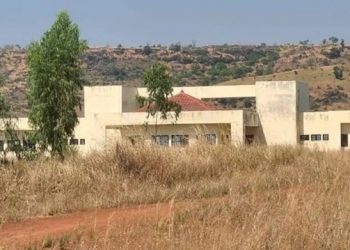 Le nouveau bâtiment destiné aux services préfectoraux de Kpendjal-Ouest, ayant couté plus de 100 millions de FCFA, reste vide dans la brousse à Naki-Est, région des Savanes, Togo | Photo: DR / lalternative.info