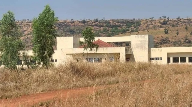 Le nouveau bâtiment destiné aux services préfectoraux de Kpendjal-Ouest, ayant couté plus de 100 millions de FCFA, reste vide dans la brousse à Naki-Est, région des Savanes, Togo | Photo: DR / lalternative.info