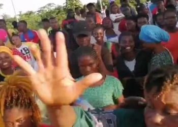 Les employés de l’usine de la Société nouvelle industrie (SNI) à Gbatopé au Togo en grève | Photo: lalternative.info