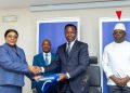 Passation de services entre Yawa Tsegan Barcola et Philippe Tchodie à l’OTR en présence du ministre des Finances Georges Essowè Barcola (à gauche en arrière plan) et le président du CA de l’OTR, Jonas Aklesso Daou (droite) | Photo: OTR