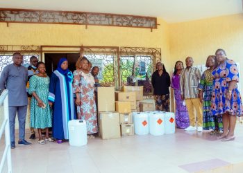 Agoè-Nyivé : la sénatrice Vincenzia Meyer dote neuf CMS en médicaments et consommables médicaux